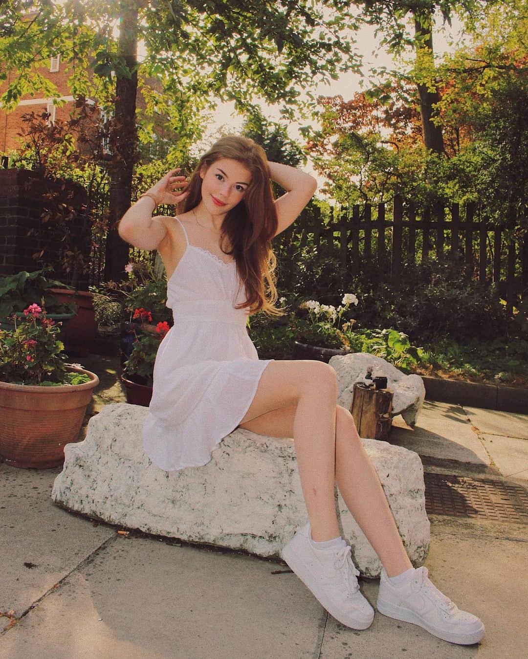 Amelia Gethingのインスタグラム：「Thanks so much @Hollisterco for this fab-tab dress! I’ll be making sure to embrace my inner princess and do lots of twists and twirls in this bad boy 👑 #HCOcollective #ad」
