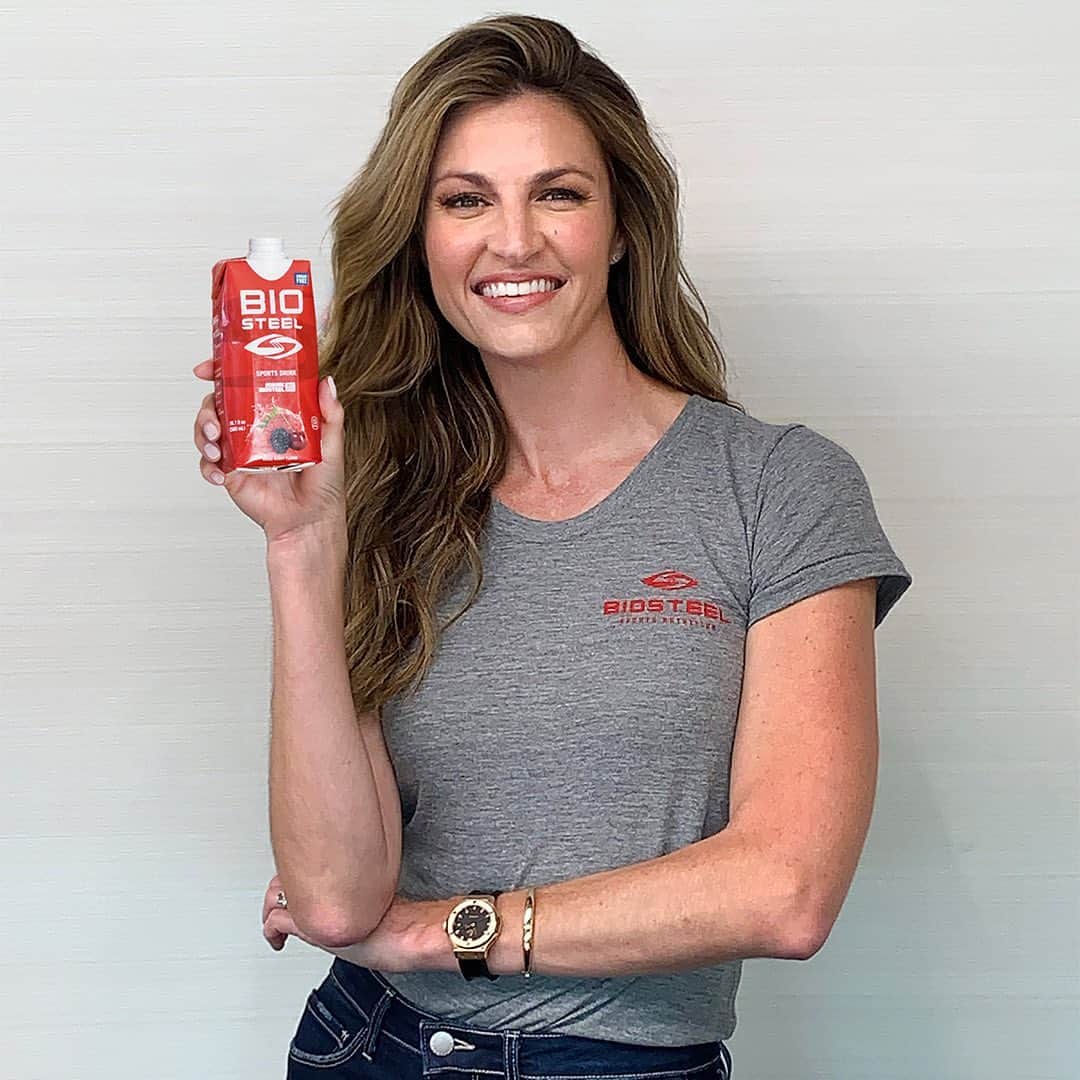 エリン・アンドリューズのインスタグラム：「Love that I get to partner with a company that I truly believe in and have used for years - @biosteelsports! Always a staple with me when I’m at home or on the go (which is often 🏈🏈 ). The best tasting way to stay hydrated, not to mention it’s sugar free! 😋 #TeamBioSteel #DrinkBioSteelNotSugar」