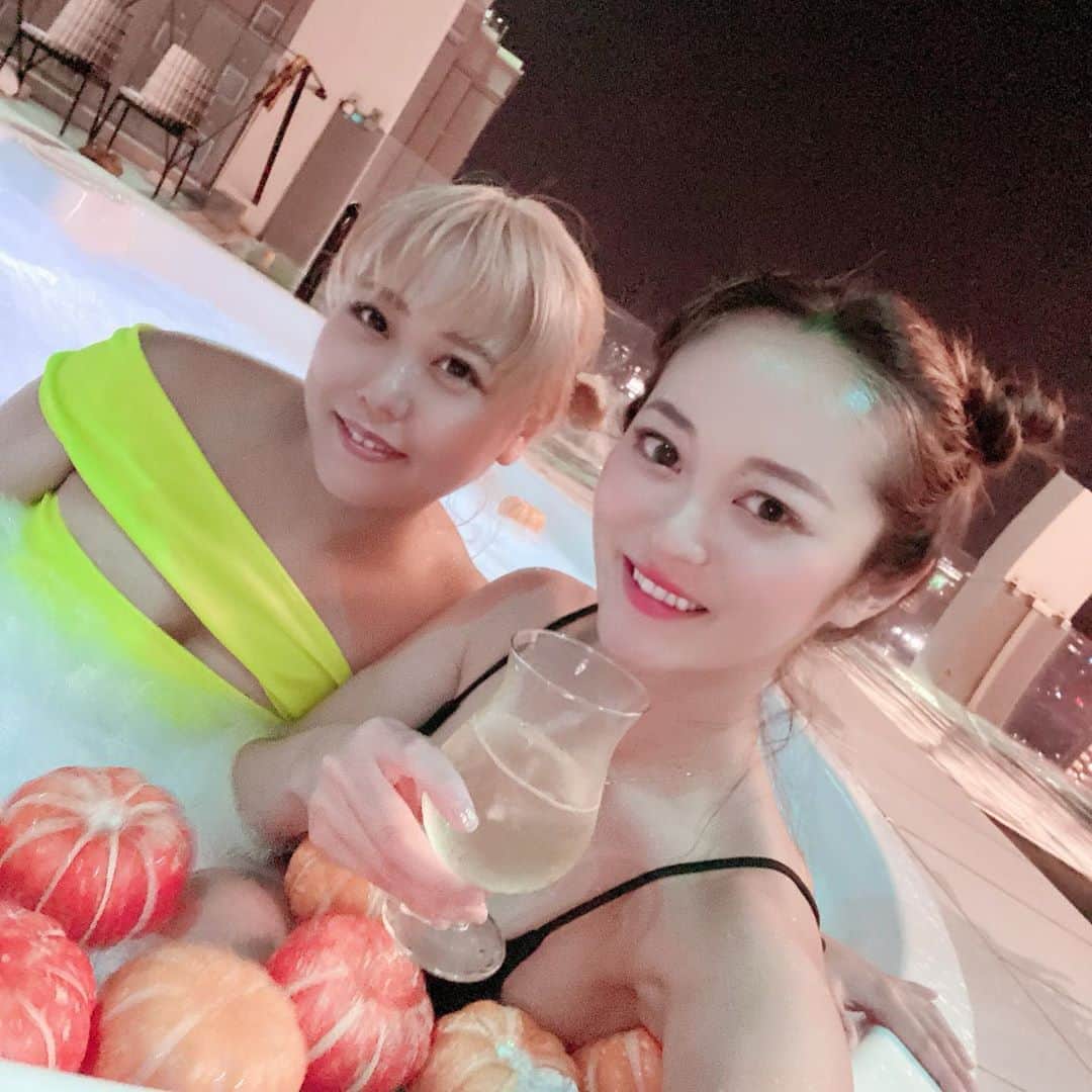三上玲奈のインスタグラム：「毎日ジャグジー❤️  #沖縄　#プール　#ジャグジー　#那覇市　#沖縄旅行　#水着」