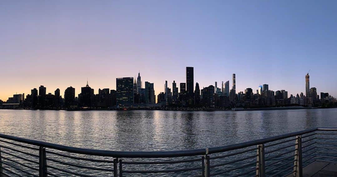 Monday満ちるさんのインスタグラム写真 - (Monday満ちるInstagram)「After enjoying a meal at @casaenrique in Long Island City, it was nice to take a stroll along the boardwalk and see Manhattan from the other side. Particularly the library building was eye catching. #exploringnewyork #longislandcity」10月6日 23時10分 - mondaymichiru