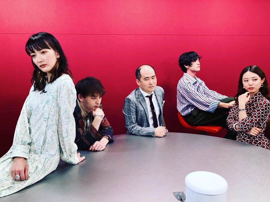 斎藤司のインスタグラム：「りょくしゃありが頭皮！ 最高のライブ見せていただいた！ なんだかご縁があって普通にファン笑 しかし髪型酷過ぎて！ ロッキード事件とかのときの政治家感ぱない。  そしてこの目線。 おれは一体何を見ていたんだ。  #髪よ伸びろ #緑黄色社会 #オンラインLive #最高 #生ライブみたい」