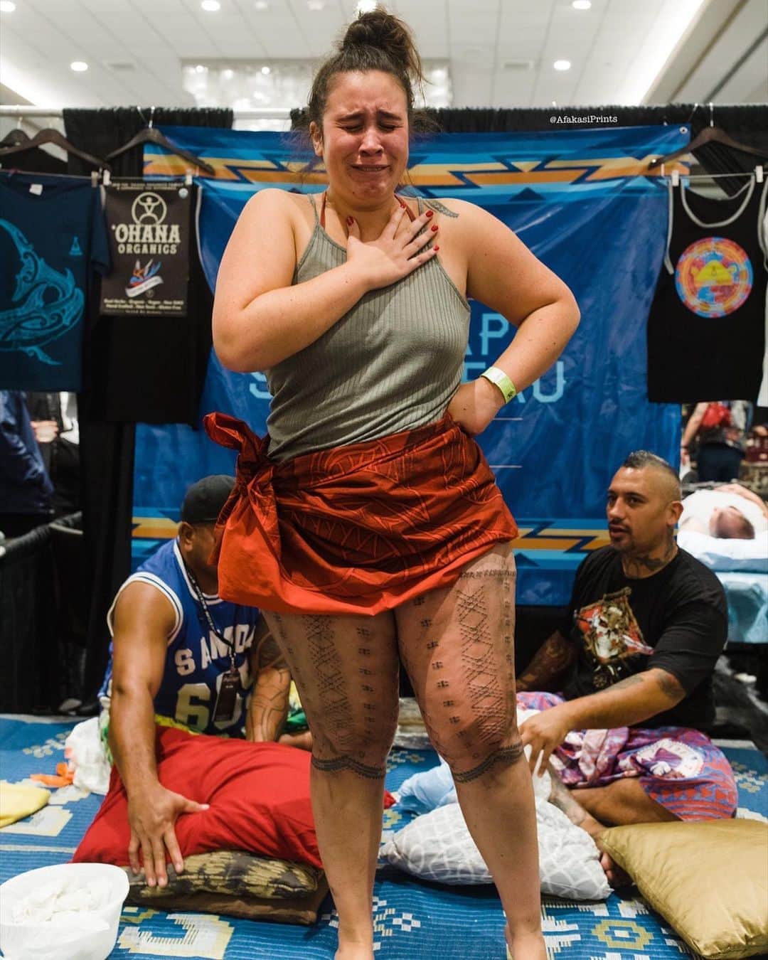 Grace Bonneyのインスタグラム：「👋🏽 Talofa again! Amanda with @afakasiprints here for another day of taking over the D*S feed, pictured here after receiving my Malu, a traditional Sāmoan Tatau. Today in stories I’m going to dive a little bit into this Sāmoan ‘Art of Respect’, which is the art of traditional Tā Tatau, or hand tapped Tattooing. Tā Tatau has been a part of Sāmoan and Pacific Islander culture for over 3000 years. Tatau is the Polynesian word for applying motifs to the skin, and the english word “tattoo” actually originates from this term. In today’s stories I’ll be covering a little bit about the story of how our ancestors began Tā Tatau, what it means culturally for our communities, the significance behind some of the motifs, and how it has globalized and changed in modern times - moving into Tattoo conventions and Pasifika festivals, and beyond the skin and into the Pasifika art world. See you in today’s stories! • • Malu by Tufuga Sulu’ape Si’i Liufau  @siiliufau of @a_town_tattoo  Photos by @zoealonergan」
