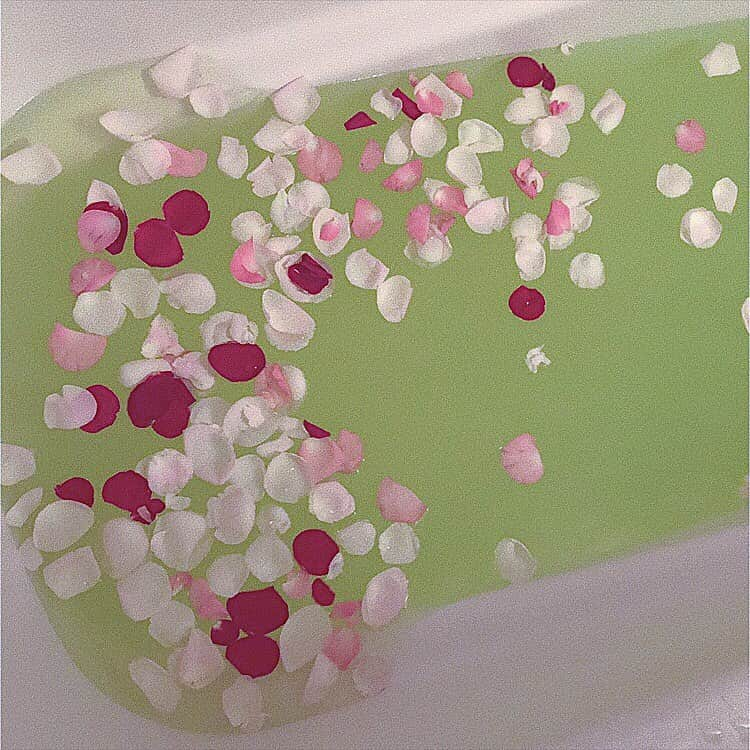 Arika Kuriharaさんのインスタグラム写真 - (Arika KuriharaInstagram)「. relax time🛁💭 . . 部屋に飾ってたお花たち♡💐 . 湯船に浸かってふ〜ってなる時間めちゃくちゃ幸せ感じる☺️💓 . . よし、あしたもがんばろう♡ . #bathtime #sleep #🌛#멋스타그램#뷰티스타그램#화장품추천」10月6日 23時13分 - arika_0002