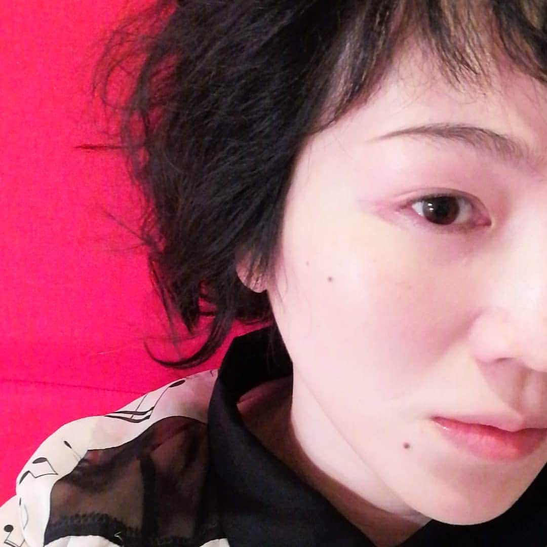 川村由紀のインスタグラム：「肉体は無言の名刺。 最近は眉毛をしっかりと描くようにしています。 常に意思や目的をブレずに持ち続けられるように。   ぼんやりとかニュアンス的なものは、出来る限り排除してゆきたいターン。  失いがちな欲望、好奇心、自然治癒力、そして一番大切なバランスを忘れずに。  日々、心を鍛える！🔥」
