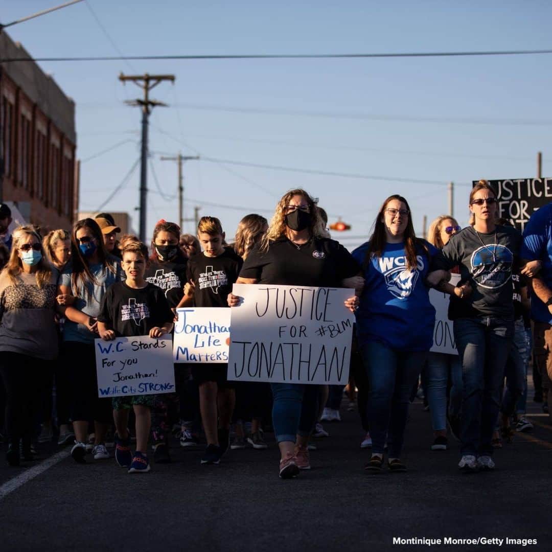 ABC Newsさんのインスタグラム写真 - (ABC NewsInstagram)「People gather for a march, rally and candlelit vigil in honor of Jonathan Price in Wolfe City, Texas.   Wolfe City police officer Shaun Lucas has been charged in relation to his fatal shooting after Price was allegedly trying to stop a domestic dispute.」10月6日 23時18分 - abcnews