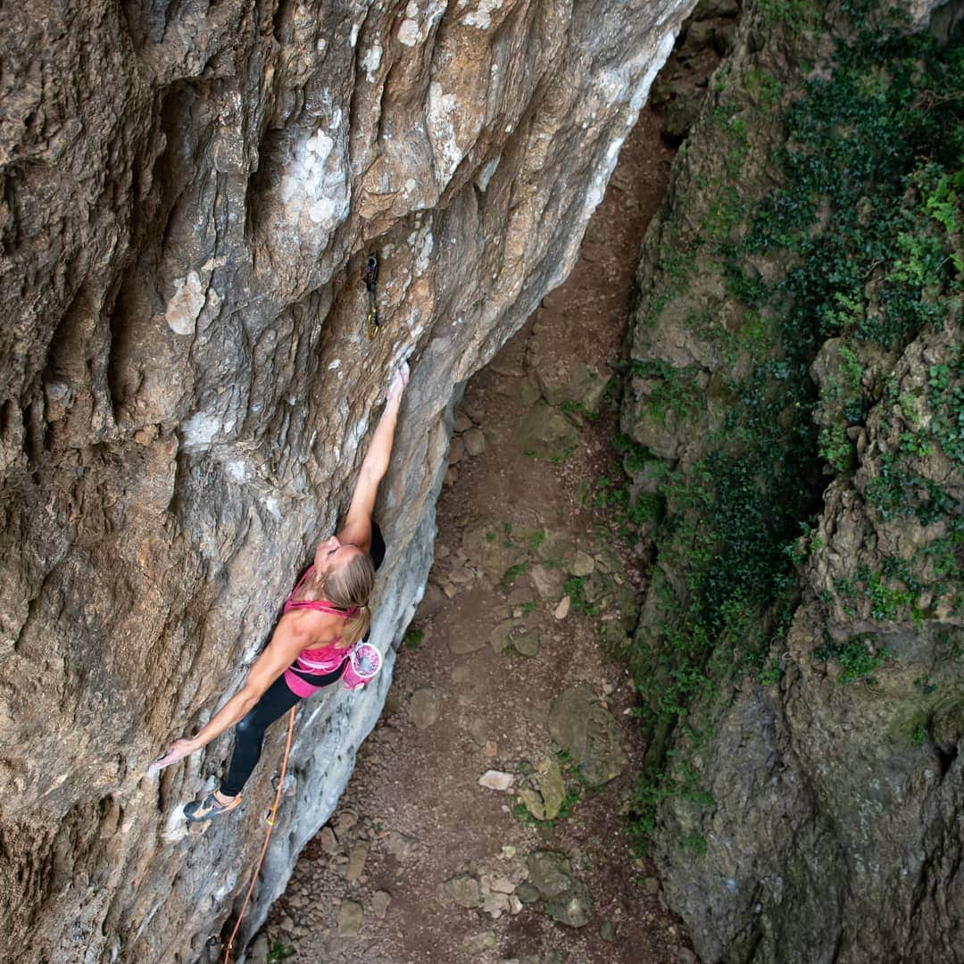 カタリーナ・ザーヴァインさんのインスタグラム写真 - (カタリーナ・ザーヴァインInstagram)「Full span!   First few days on Sardinia, a good mix of beach time and climbing action. Life is simple on holidays: enjoy the good weather, sample some rock and have a great time with friends. Recovery at its best!  📸 @tobias_lanzanasto」10月6日 23時21分 - katha_saurwein