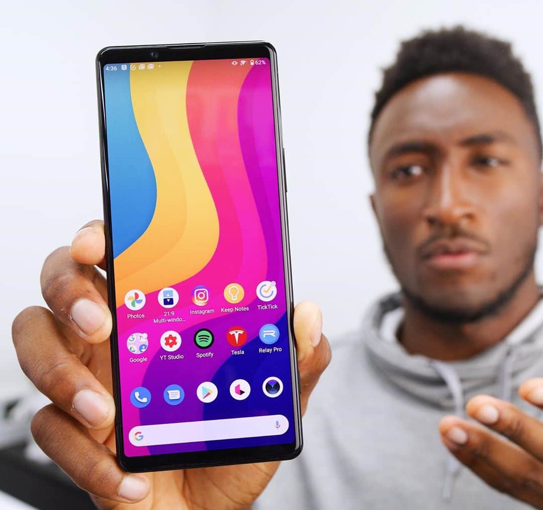 マーケス・ブラウンリーのインスタグラム：「Raise your hand if you knew Sony made really interesting phones, despite their 0% market share 👀 Now raise your other hand if you’ve ever seen one in the wild (I haven’t)」