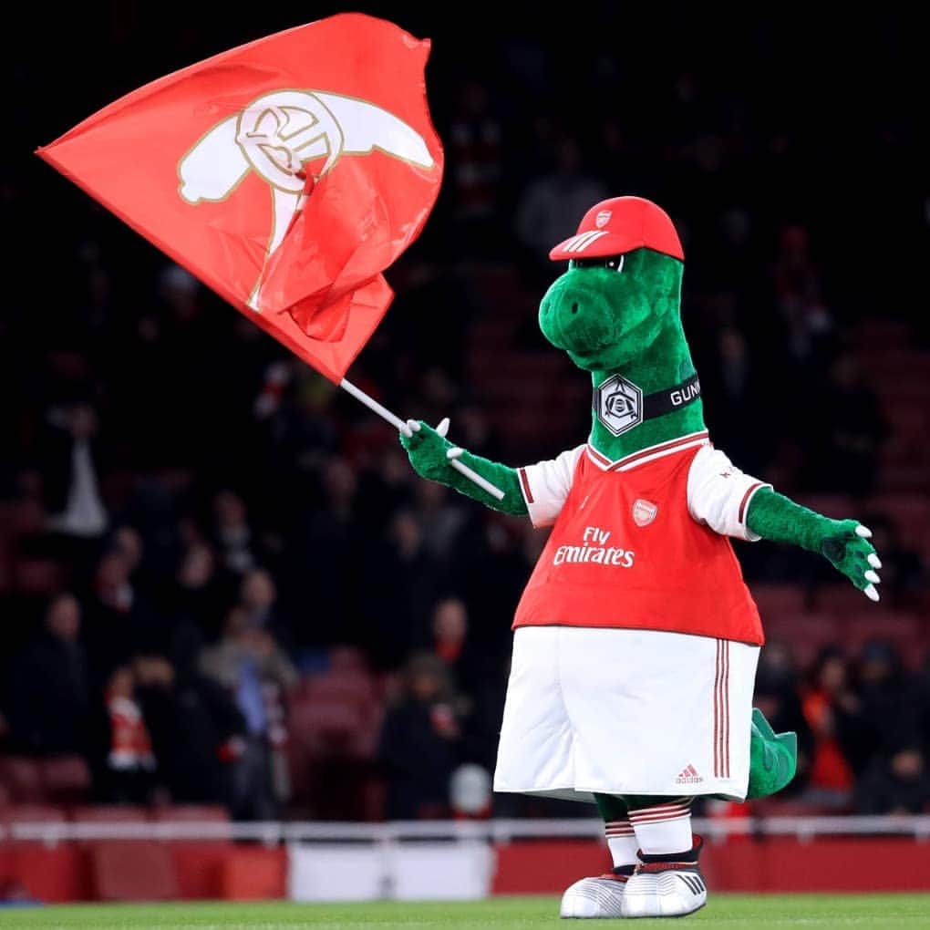 のインスタグラム：「I was so sad that Jerry Quy aka our famous & loyal mascot @officialgunnersaurus and integral part of our club was being made redundant after 27 years. As such, I’m offering to reimburse @Arsenal with the full salary of our big green guy as long as I will be an Arsenal player so Jerry can continue his job that he loves so much. ❤️🙏🏼#JusticeForGunnersaurus #M1Ö #YaGunnersYa」