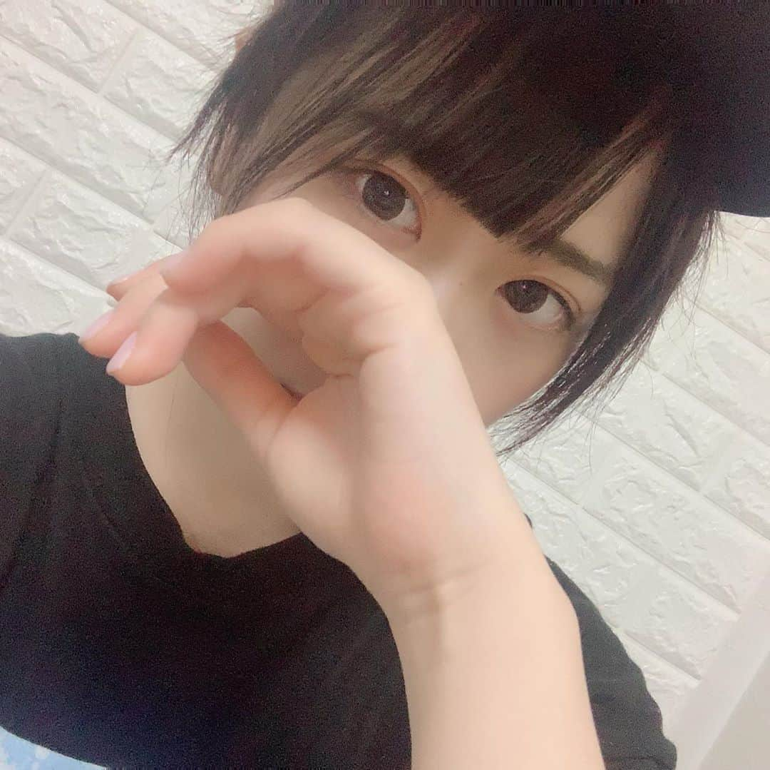 海月咲希のインスタグラム：「なんちゃってショート久しぶりにやってみた。私の趣味(笑) #なんちゃってショート #少年っぽさがテーマ #ちなみに #地毛です #ベリーショート風  #もしくは #男装女子風 #髪の毛切りたい  #ハッシュタグ無駄に長い  #特に意味は無い」