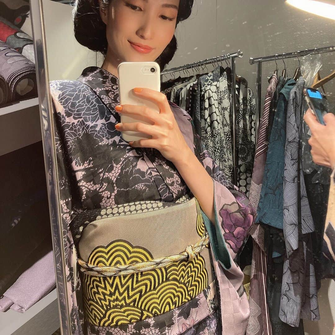 Karinさんのインスタグラム写真 - (KarinInstagram)「JOTARO SAITO この淡い薄紫色のお着物も素敵でした♪ それに黄色の花柄帯を合わせるJOTAROさんのセンスがごいすー  #jotarosaito #kimono #japan #model #斉藤上太郎 #和」10月6日 23時33分 - kaorikarin_u