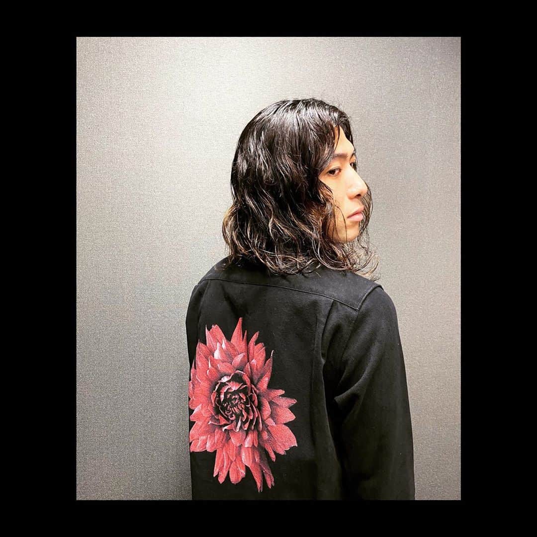 渡邊一丘のインスタグラム：「RUDEのシャツの背中の花がお気に入り、 なので撮りたかったんですが、 思いのほかスカしてる(俺はあんまり好きじゃないタイプの)人になりましたね。目つきが特によくない。口元も。 ともあれ最近はニューアルバムの2020にまつわる取材などを受ける日々です。 #フラッド2020 #AFOC2020」