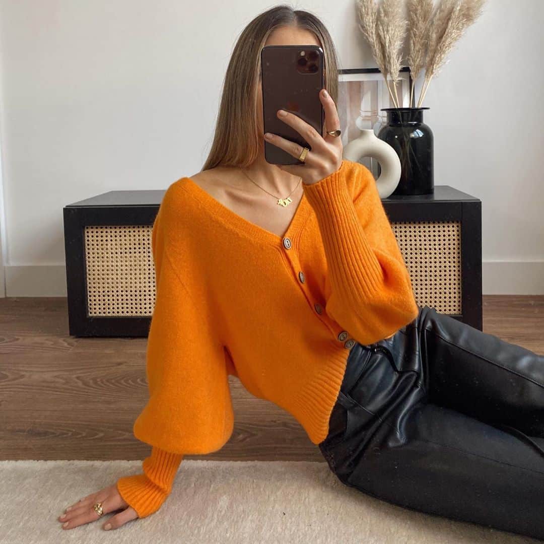 チャーリーさんのインスタグラム写真 - (チャーリーInstagram)「Fun Fact - Wearing colour can positively affect mood and lower stress levels ✨ Just arrived  NEWNESS at Charli.com 🍊 - link in bio」10月6日 23時29分 - charli_london