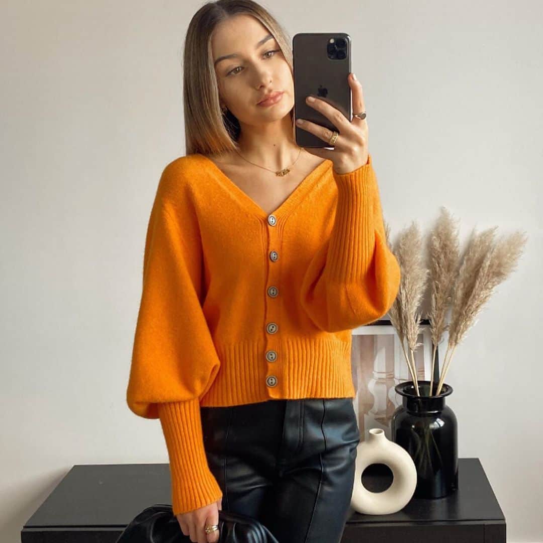 チャーリーさんのインスタグラム写真 - (チャーリーInstagram)「Fun Fact - Wearing colour can positively affect mood and lower stress levels ✨ Just arrived  NEWNESS at Charli.com 🍊 - link in bio」10月6日 23時29分 - charli_london