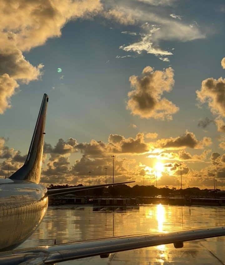 デルタ航空のインスタグラム：「The only thing better than a sunrise at home is a sunrise while traveling.  Photo: Michelle A. - Red Coat, #PBI」