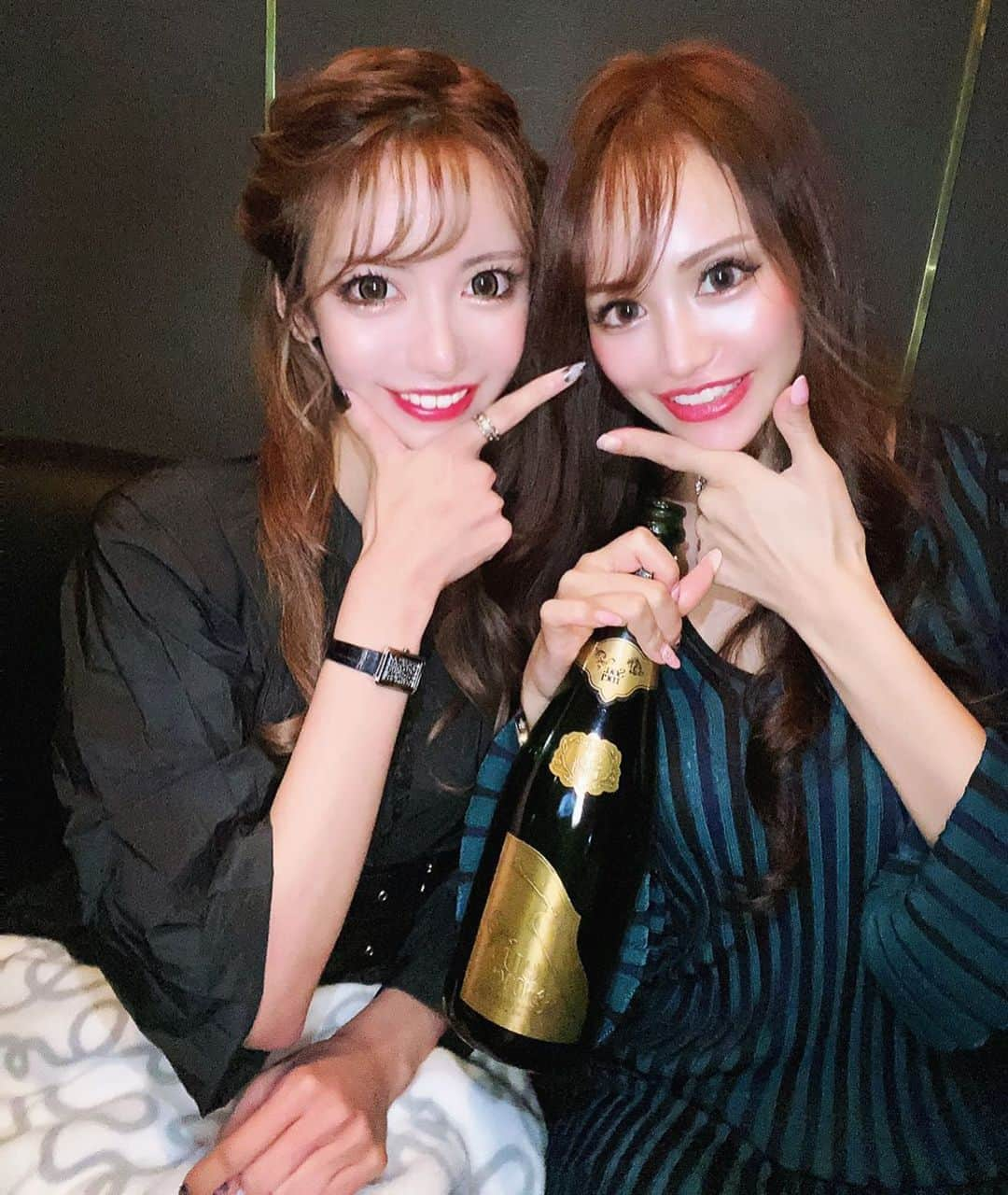 桜ゆみさんのインスタグラム写真 - (桜ゆみInstagram)「. ふうかちゃんと😍😍🍾 撮影では会ったことあるけど、 一緒に飲むの初めて🥺💕 楽しかったー🥰💖 .  #overture #fourtyfive  #オーバーチュア #フォーティーファイブ #歌舞伎町キャバ嬢 #歌舞伎町キャバクラ #歌舞伎町キャバ #キャバ嬢 #キャバクラ嬢 #soumei #soumeijapan #ソウメイジャパン」10月6日 23時32分 - yumi.sakura1111