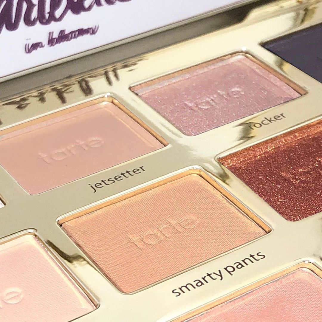Tarte Cosmeticsさんのインスタグラム写真 - (Tarte CosmeticsInstagram)「Double tap if you think "smarty pants" is one of the best crease shades in our tartelette in bloom palette! 🙌 This fan-fave comes with 12 rosy & bronze shades formulated w/ Amazonian clay for longwear 🌿 #crueltyfree #rethinknatural #claypowered」10月6日 23時42分 - tartecosmetics