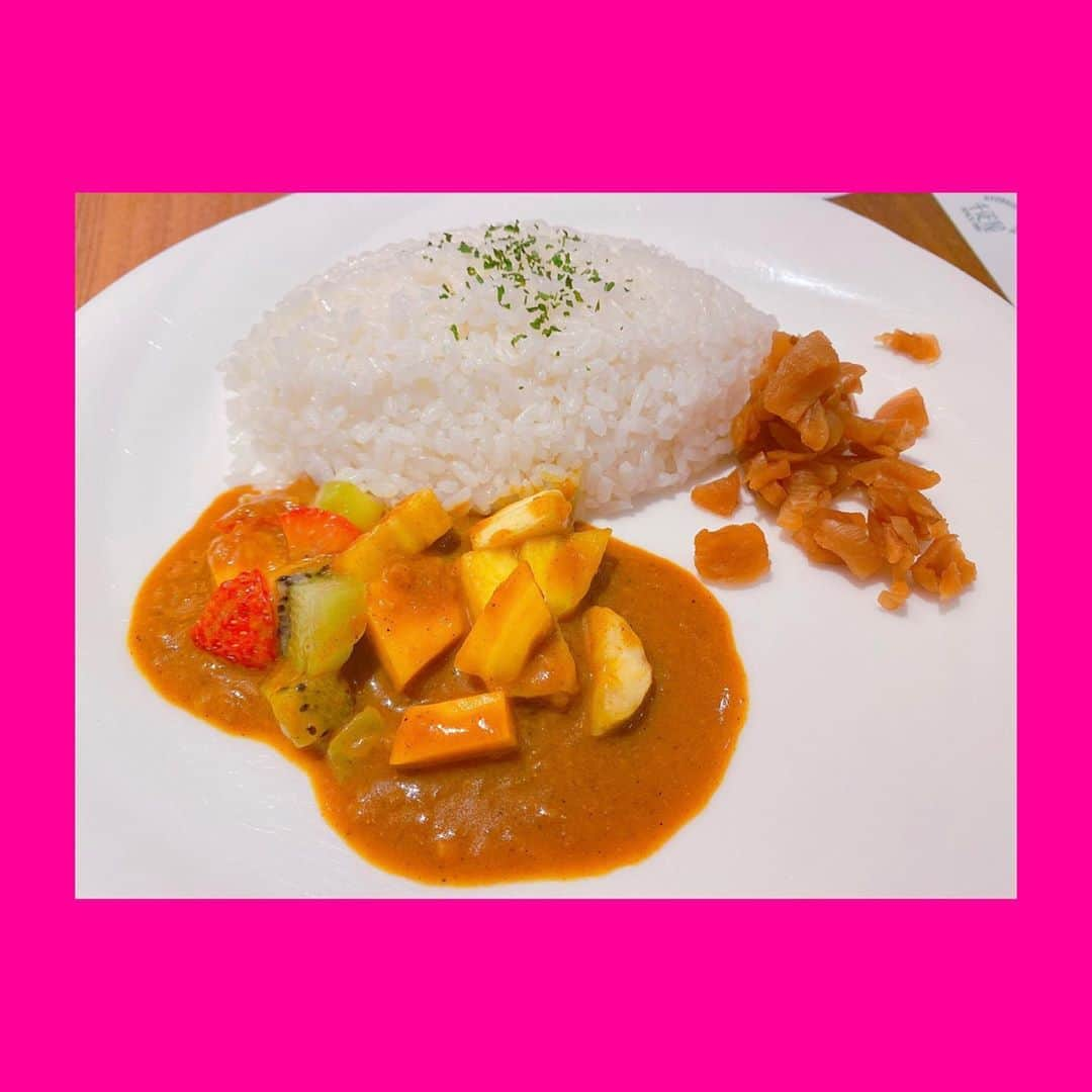 成田梨紗さんのインスタグラム写真 - (成田梨紗Instagram)「ママにおいしいカレー食べに行こう🍛﻿ と誘われて行ったら﻿ まさかのフルーツカレー🍒﻿ ﻿ え…？🙄😧😱﻿ ﻿ と最初は戸惑いましたが﻿ 食べたらこれはハマりそうやい！﻿ ﻿ 秋は誘惑がたくさんだーー🍠🌰🎃🍂﻿ ﻿ 最近は毎日小さい幸せを見つけつつ﻿ 甘えすぎず（いろんないみで）生活してます🤗﻿ ﻿ #フルーツカレー #千疋屋 #秋の味覚 #誘惑の秋 #スタバ #資生堂パーラー #autumn」10月6日 23時36分 - narita_risa