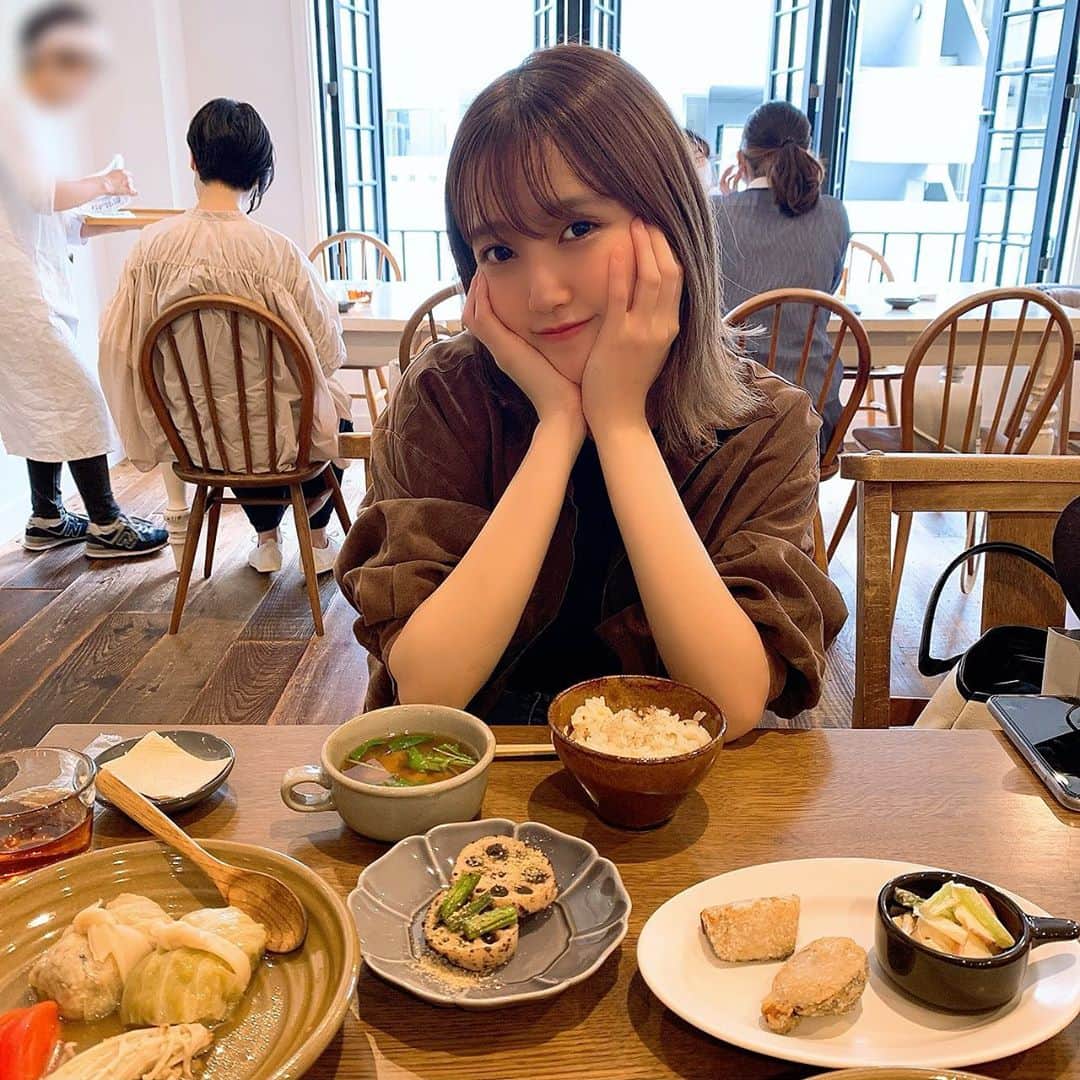 加藤玲奈のインスタグラム：「今日は仲良いスタイリストさんとランチししたのー🍴美味しすぎたー🤤秋刀魚のご飯がめっちゃくちゃ美味しかった🍚✨ 美味しいものを大好きな人と食べてる時間が一番幸せ🥰 #meals #ミールズ」
