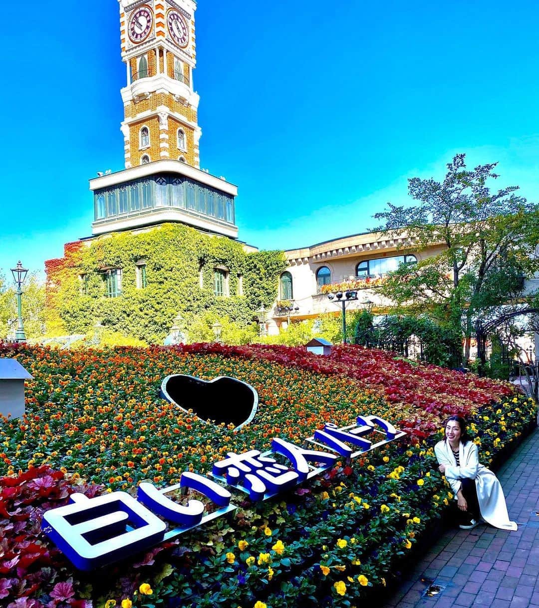 のインスタグラム：「札幌2日目は白い恋人パークへ❣️ 雲１つない天気で最高に気持ちの良い気候でした☀️ ももちゃんも楽しめる場所たくさんあって子連れにオススメスポットでした🥰 9枚目、、一生懸命変顔してるのにももちゃん無視🤣シュールな1枚だわ🤣 白い恋人ソフトもめちゃくちゃ美味しかったなぁー❤️ #札幌#観光#白い恋人パーク#ハロウィン#カボチャ#子連れスポット#北海道#北海道旅行#雲１つない青空#晴天#晴れ女炸裂」