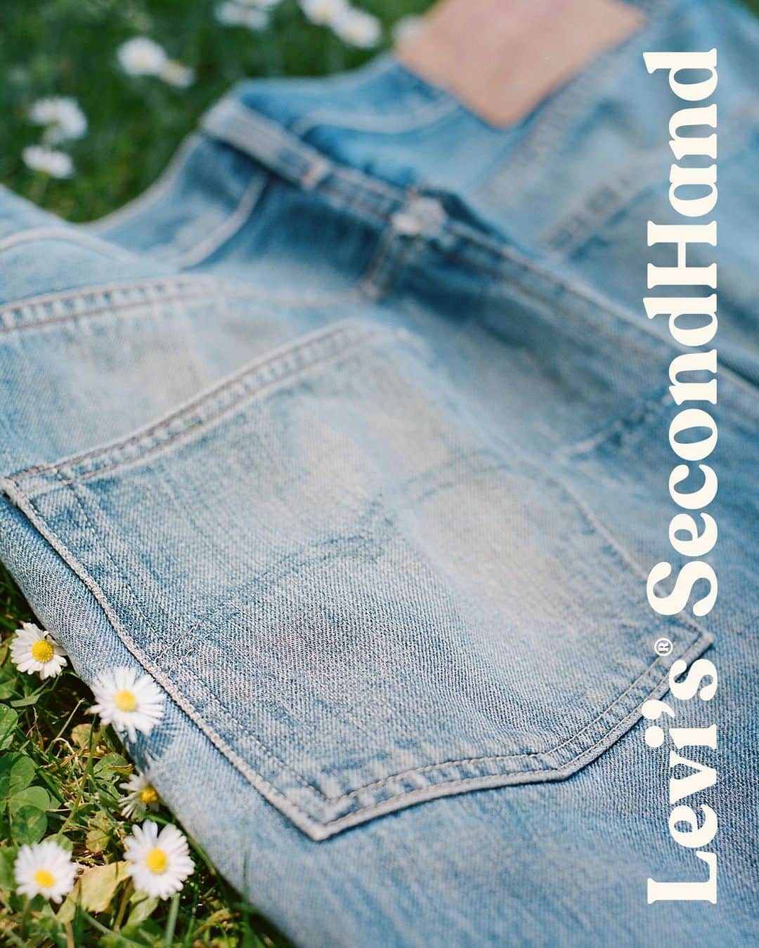 Levi’sさんのインスタグラム写真 - (Levi’sInstagram)「Introducing Levi’s® SecondHand: A new way to shop for pre-loved denim. Find rare vintage pieces and newer styles from past seasons.   It’s all about keeping coveted denim in circulation. You can help us close the loop. Trade in your old jeans and Trucker Jackets and we’ll give you a gift card. Together, we can create a happier planet with less waste.   Tap the link in bio to learn more and shop now.」10月6日 23時41分 - levis