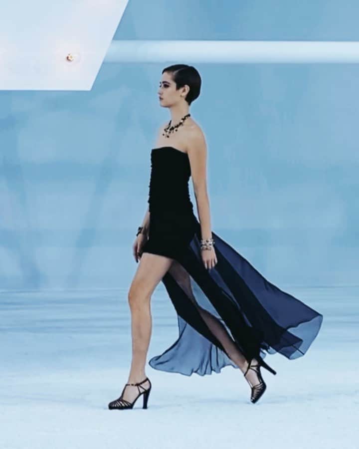 カロリーヌ・ド・メグレのインスタグラム：「So cool, so elegant collection❤️ @kimschell #ChanelSpringSummer Show today at the Grand Palais Bravo @virginieviard and the whole team at @chanelofficial 💥💥」