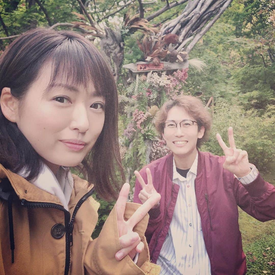 脇田唯さんのインスタグラム写真 - (脇田唯Instagram)「🍁 紅葉を見に来た耕陽くん（笑） 紅櫻アウトドアガーデン、 キャンプエリアも 木々が色づいて来ましたよー！  ゲートの装飾も 更にパワーアップ！  STEPPING STONESさんの 流木を使ったゲートは 前からシンボルとして 素晴らしかったけど、  南区のお花屋さん native flower haijiさんとの コラボにより さらに素敵になりました✨  ぜひ、秋キャンプしにきてね！  AIR-G'さん、夏に続いて、 取材しに来てくださり、 ありがとうございました♥︎︎∗︎*ﾟ  #紅櫻アウトドアガーデン #air_g #戸田耕陽 #脇田唯 #紅櫻公園  #steppingstones #nativeflowerhaiji #秋キャンプ #紅葉」10月6日 23時45分 - post_yui