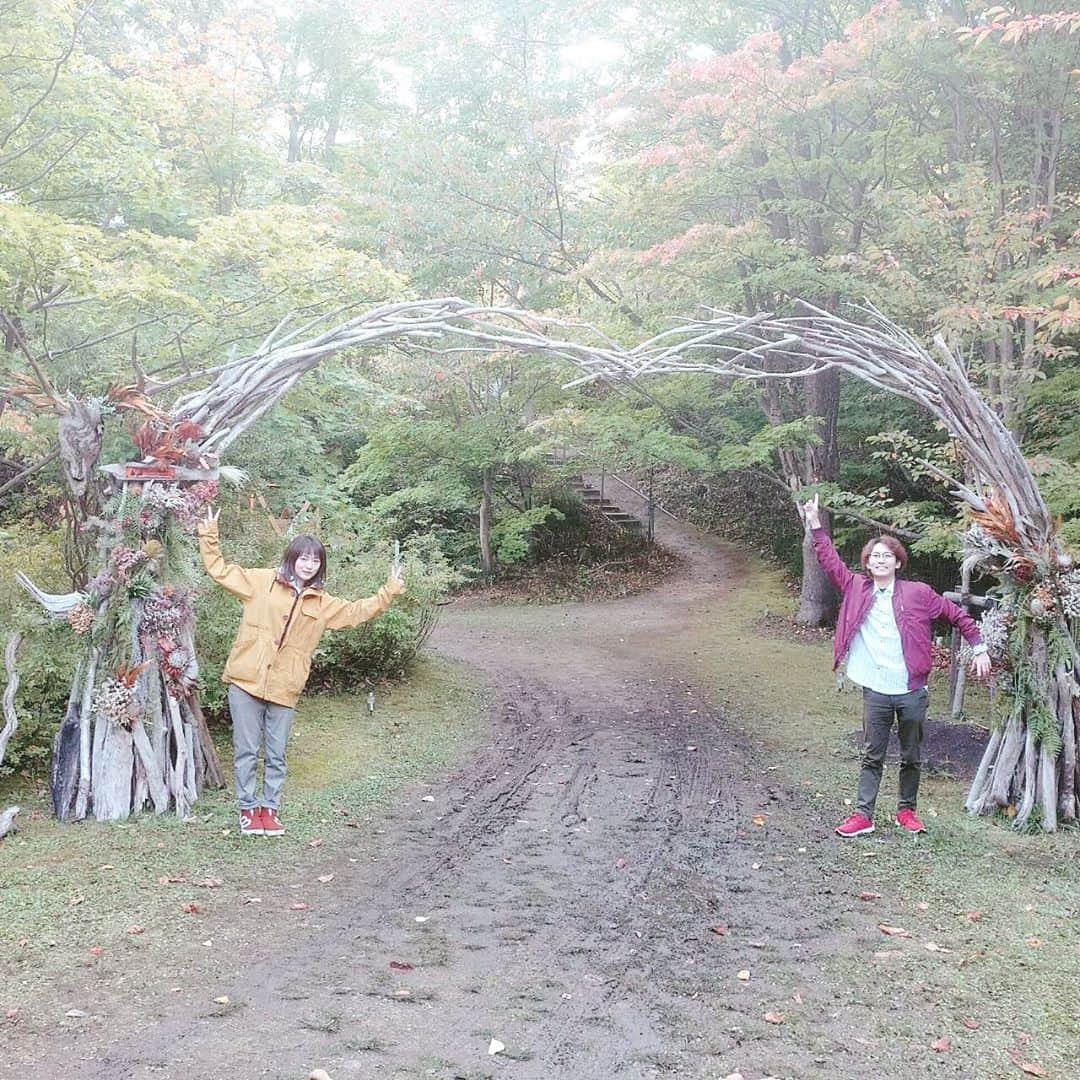 脇田唯さんのインスタグラム写真 - (脇田唯Instagram)「🍁 紅葉を見に来た耕陽くん（笑） 紅櫻アウトドアガーデン、 キャンプエリアも 木々が色づいて来ましたよー！  ゲートの装飾も 更にパワーアップ！  STEPPING STONESさんの 流木を使ったゲートは 前からシンボルとして 素晴らしかったけど、  南区のお花屋さん native flower haijiさんとの コラボにより さらに素敵になりました✨  ぜひ、秋キャンプしにきてね！  AIR-G'さん、夏に続いて、 取材しに来てくださり、 ありがとうございました♥︎︎∗︎*ﾟ  #紅櫻アウトドアガーデン #air_g #戸田耕陽 #脇田唯 #紅櫻公園  #steppingstones #nativeflowerhaiji #秋キャンプ #紅葉」10月6日 23時45分 - post_yui