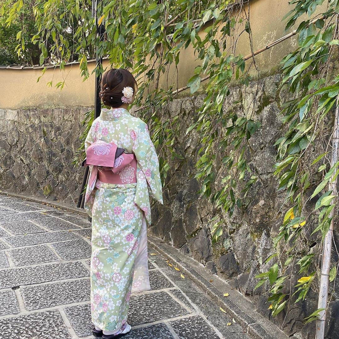 森下ありさのインスタグラム：「着物着て祇園観光してきた👘🤍  #着物 #着物コーディネート #着物女子 #祇園 #京都  #photography #photo #photooftheday #photographer  #instalike #instagram  #instagramjapan #instapic #instafashion #instalove #instagood #instadaily #makeup #idol #new」