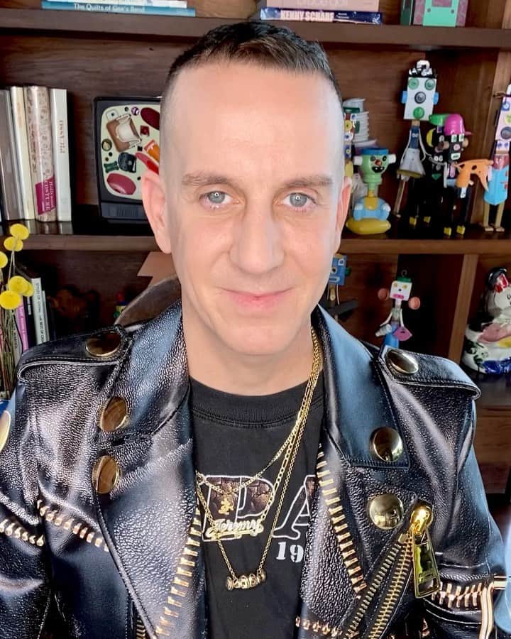 ジェレミー・スコットのインスタグラム：「I’M SO EXCITED TO ANNOUNCE THAT I WILL BE IN CONVERSATION WITH MY DARLING @lizzobeeating FOR @voguemagazine 2020 #FORCESOFFASHION CONFERENCE HAPPENING VIRTUALLY NOVEMBER 16 & 17 ! GET YOUR 🎫 NOW !」