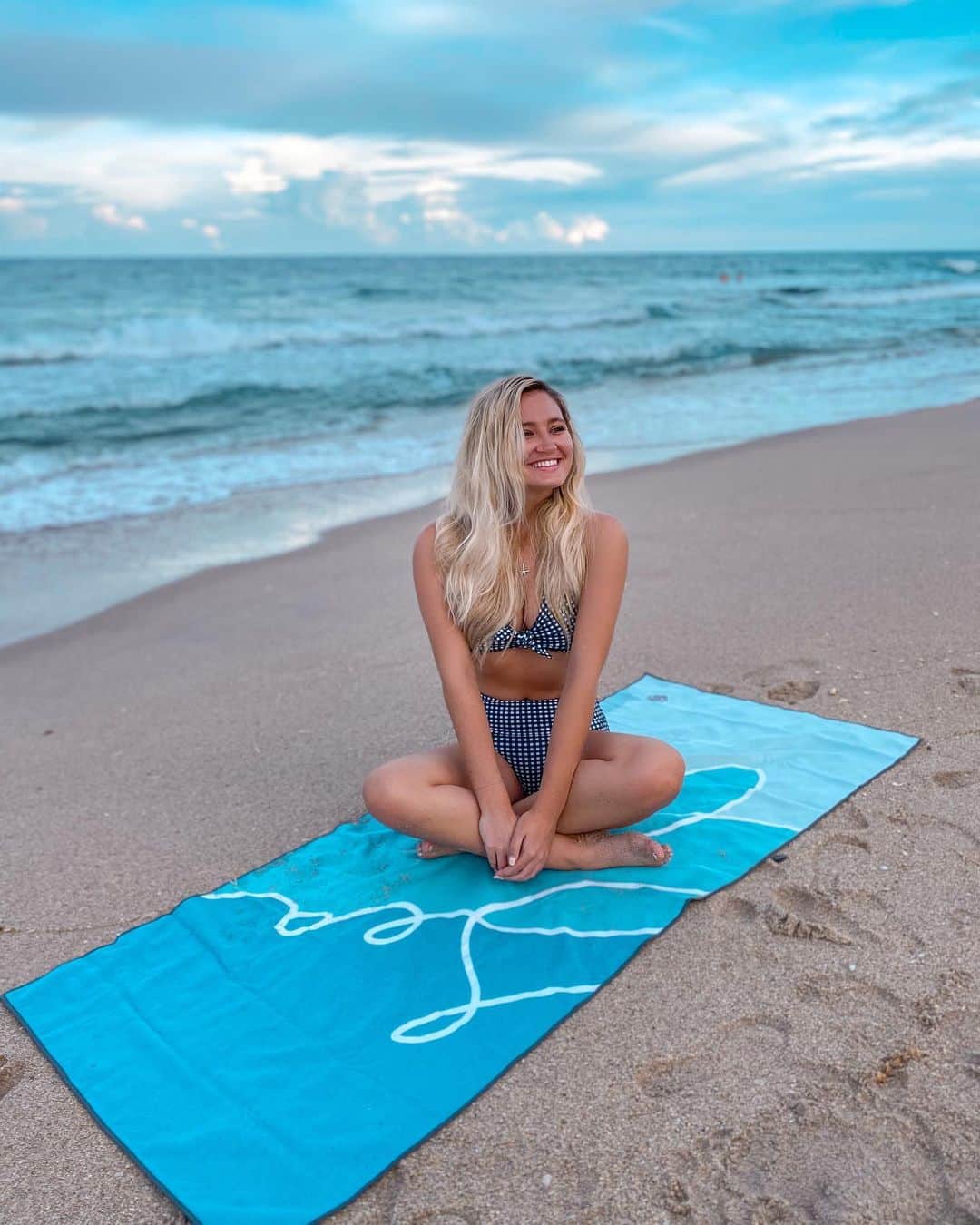 サシャ・カリスさんのインスタグラム写真 - (サシャ・カリスInstagram)「My new all time favorite beach towel! Not only does it come with a fun pouch which makes it easy to pack, but it is made with post consumer plastic! Saving the environment through re using plastic and creating a functional towel! 😍 @thesummerchaser  Use code “Sacha15” for 15% off」10月6日 23時46分 - _bahamasgirl_