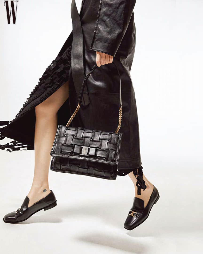 サルヴァトーレ・フェラガモのインスタグラム：「Striding into a big autumn mood on the pages of @wkorea, stylishly equipped with an artisanal woven Viva Bow Bag and nappa leather trench look from the #FerragamoAW runway.」
