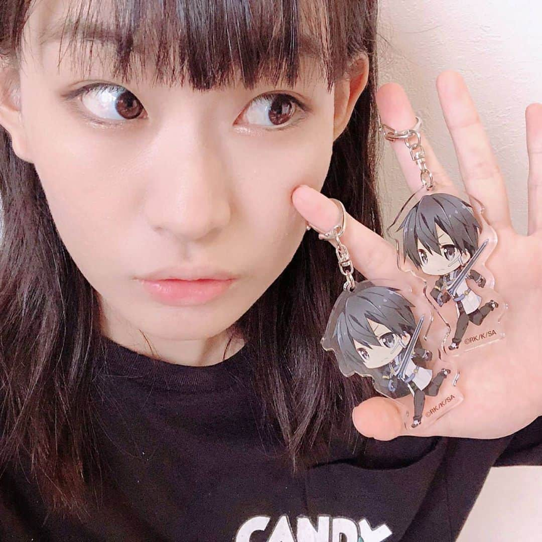 根岸可蓮さんのインスタグラム写真 - (根岸可蓮Instagram)「🎂 10月7日✨ キリトくんのお誕生日🖤 今年もこの日を迎えることが出来てすごく嬉しい☺️ 新幹線でケーキ食べた思い出 ケーキを用意できず絵を描いた思い出 …など笑 今年はゆっくり家でお祝いができました🥰 改めて キリトくんお誕生日おめでとう☺️ 中性的なあなたの顔が大好きです そして私のヒーローです 青薔薇、用意したかった…😓 いいのが無かった🤦‍♀️ キリトくんの黒のイメージで🖤 🍰ブルーベリータルト 🍰チョコレートのスフレケーキ ハロウィンの時期だから 良いケーキが沢山で迷っちゃう😆 2020年だから 今年でキリトくんは12歳か…🤔 来年も再来年もまた… あ、再来年はSAOが誕生してるんだ🤭 ゲームに閉じこめられちゃう😱 でもお祝いするからね😁 産まれてきてくれて ありがとう☺️ ということで ブルーベリータルトが崩れてしまいそうなので キリトくんのマグカップに入れた ブラックコーヒーといただきます☕️🍰 ちゃんと、後で腹筋頑張ります😌💭 ※ ※ ※ #たこやきレインボー #たこ虹 #tacoyakirainbow #taconiji #根岸可蓮 #れんれん #Renstagram #アニメ好き #ソードアートオンライン #sao #桐々谷和人 #キリト #推しのいる生活 #推しが尊い #誕生日 #kawaii #fashion #jfashion #instagood #follow #れんれんドキドキでーす」10月7日 0時00分 - negishikaren_official