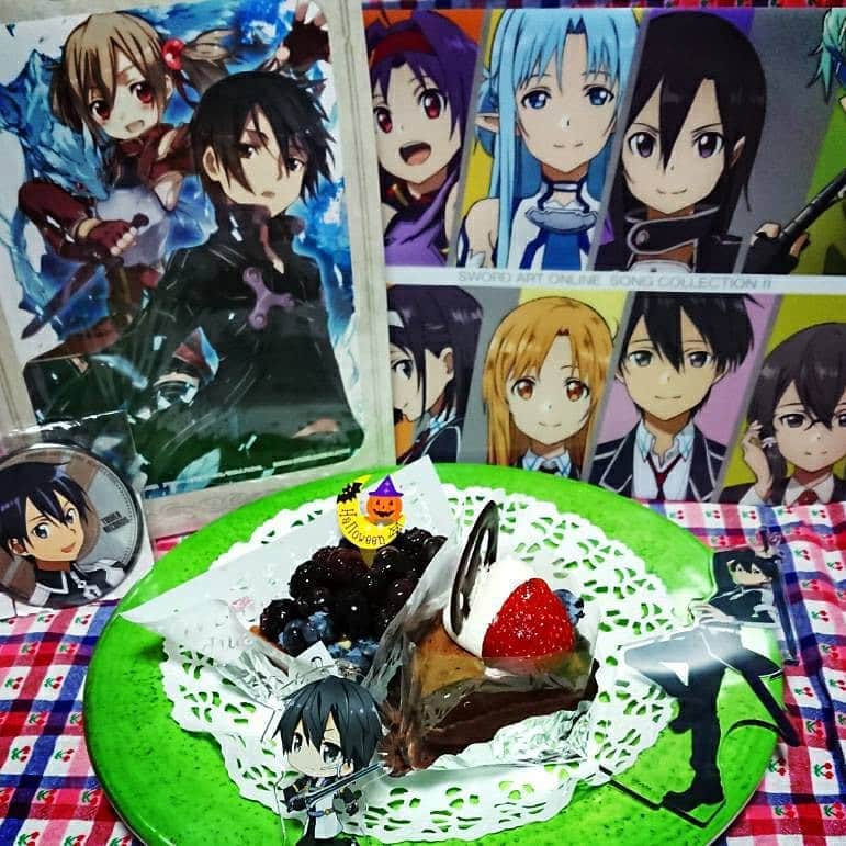 根岸可蓮さんのインスタグラム写真 - (根岸可蓮Instagram)「🎂 10月7日✨ キリトくんのお誕生日🖤 今年もこの日を迎えることが出来てすごく嬉しい☺️ 新幹線でケーキ食べた思い出 ケーキを用意できず絵を描いた思い出 …など笑 今年はゆっくり家でお祝いができました🥰 改めて キリトくんお誕生日おめでとう☺️ 中性的なあなたの顔が大好きです そして私のヒーローです 青薔薇、用意したかった…😓 いいのが無かった🤦‍♀️ キリトくんの黒のイメージで🖤 🍰ブルーベリータルト 🍰チョコレートのスフレケーキ ハロウィンの時期だから 良いケーキが沢山で迷っちゃう😆 2020年だから 今年でキリトくんは12歳か…🤔 来年も再来年もまた… あ、再来年はSAOが誕生してるんだ🤭 ゲームに閉じこめられちゃう😱 でもお祝いするからね😁 産まれてきてくれて ありがとう☺️ ということで ブルーベリータルトが崩れてしまいそうなので キリトくんのマグカップに入れた ブラックコーヒーといただきます☕️🍰 ちゃんと、後で腹筋頑張ります😌💭 ※ ※ ※ #たこやきレインボー #たこ虹 #tacoyakirainbow #taconiji #根岸可蓮 #れんれん #Renstagram #アニメ好き #ソードアートオンライン #sao #桐々谷和人 #キリト #推しのいる生活 #推しが尊い #誕生日 #kawaii #fashion #jfashion #instagood #follow #れんれんドキドキでーす」10月7日 0時00分 - negishikaren_official