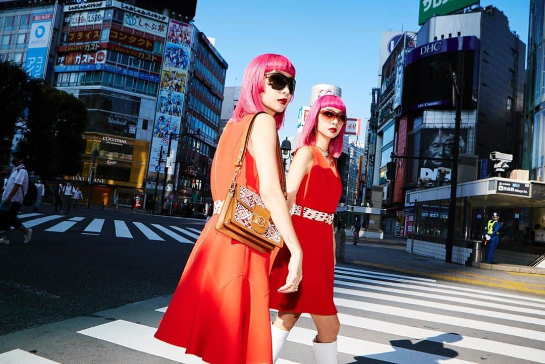 AMIさんのインスタグラム写真 - (AMIInstagram)「AMIAYA STREET SNAP  VOL8 先程最新のcollectionが発表された @louisvuitton 🤍 digital配信で魅せる映像との融合のショーが画面越しでも伝わる迫力でした。ジェンダーレスなスタイルがよりアイデンティティの重要性を強く感じるコレクションでした🌹💫演出も音楽も💯👍  #amiaya_streetsnap  #lovefashion_loveyourself #amiayaの勝手にオフランウェイ」10月6日 23時53分 - amixxamiaya