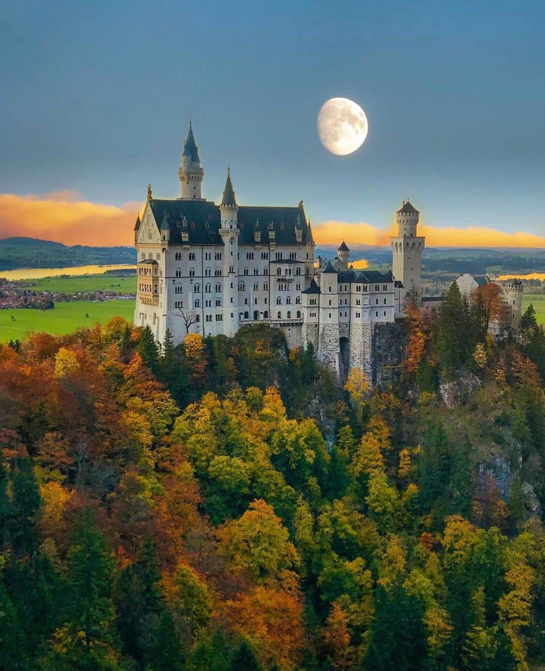 Wonderful Placesさんのインスタグラム写真 - (Wonderful PlacesInstagram)「Neuschwanstein castle in the fall is simply a dream ✨😍😍🍁🍁✨ . Pictures by ✨✨@sennarelax✨✨ #wonderful_places for a feature ❤️🍁」10月6日 23時53分 - wonderful_places