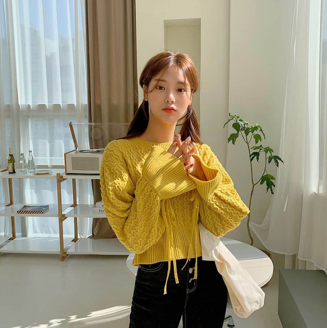 Chuuさんのインスタグラム写真 - (ChuuInstagram)「상콤한 컬러감, 니트짜임 그리고 소매 리본 디테일의 러블리 니트💕  다리를 길어보이게 하는 세미 크롭 기장으로 부담없이 어떤 하의와도 찰-떡!! 오후에 업뎃된 신상인데 옐로 컬러 주문 많네요!💛 상콤 니트! 사이트에서 언넝 데려가세요!  #chuu#크롭니트」10月6日 23時54分 - chuu_official