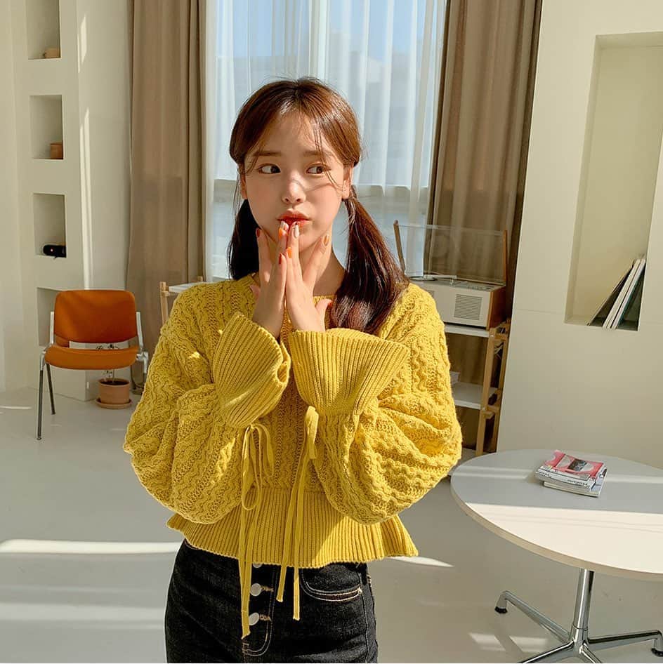 Chuuさんのインスタグラム写真 - (ChuuInstagram)「상콤한 컬러감, 니트짜임 그리고 소매 리본 디테일의 러블리 니트💕  다리를 길어보이게 하는 세미 크롭 기장으로 부담없이 어떤 하의와도 찰-떡!! 오후에 업뎃된 신상인데 옐로 컬러 주문 많네요!💛 상콤 니트! 사이트에서 언넝 데려가세요!  #chuu#크롭니트」10月6日 23時54分 - chuu_official