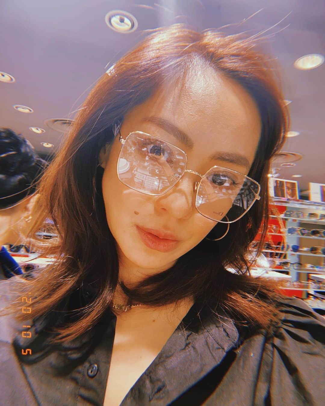 のインスタグラム：「Do I look like smart? 🤓📝 Or nerd?🤓🖤  #studygram  #myhobbyisstudying  #nerdy  #backtothefuture  #iloveglasses #dior」