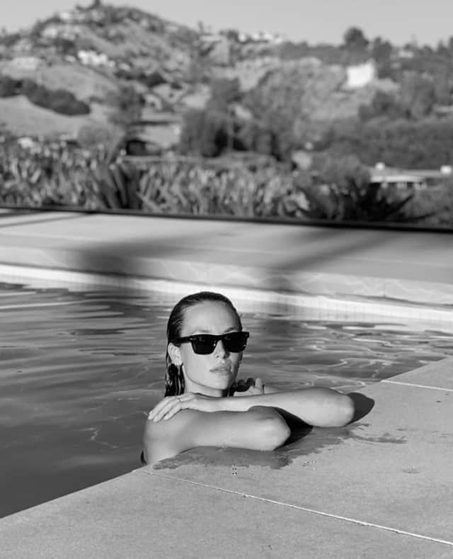 オリバーピープルズさんのインスタグラム写真 - (オリバーピープルズInstagram)「Poolside with @hannahfergusonofficial wearing Oliver Sun. Photographed by @livincool #OurPeoples」10月6日 23時55分 - oliverpeoples