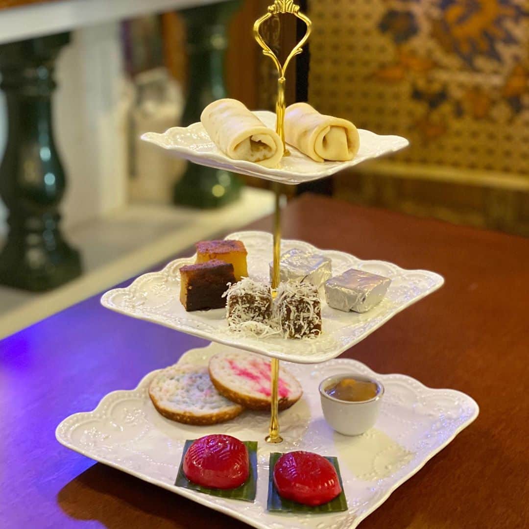 のインスタグラム：「・ プラナカンアフタヌーンティー☕️ ・ ニョニャクエに紅茶かコーヒーがついて、1人$10.70🍴☕️ ※写真は２人分です⭐️ ・ ニョニャクエを色々試せて満足❣️ ・ 1番上のクレープみたいなのは、ポピアっぽくて、甘辛い具が入っていました😳 全部スイーツだと思って食べたからびっくり笑 ・ ・ @truebluecuisine」