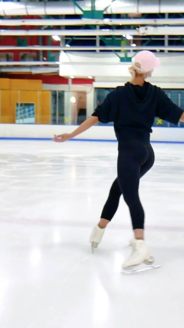 キーラ・コルピのインスタグラム：「I’ve been wanting to create something fun on the ice to this song...and now I did! Thank you @iceminx for the amazing 6am filming session 😘  What is a song that you feel like creating a dance to?」