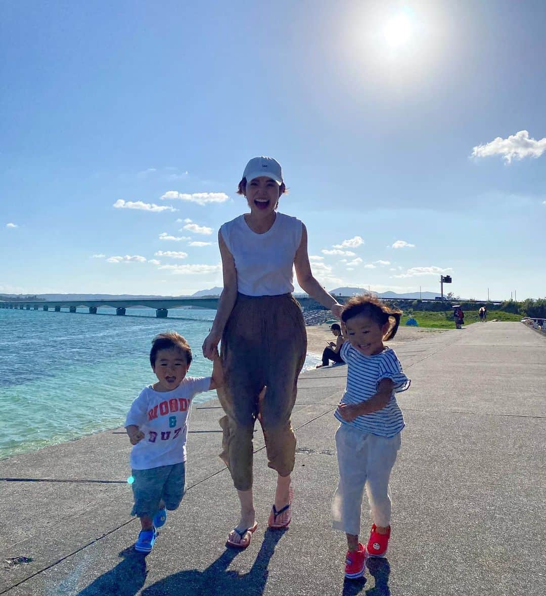 仲嶺梨子さんのインスタグラム写真 - (仲嶺梨子Instagram)「. 沖縄癒されました🏝 終始この笑顔😆 . #沖縄#旅行#遅めの#夏休み#家族#ありがとう#笑顔#3歳#2歳#女の子ママ#男の子ママ#妊婦#妊娠6ヶ月#happy」10月6日 23時58分 - rikonakamine