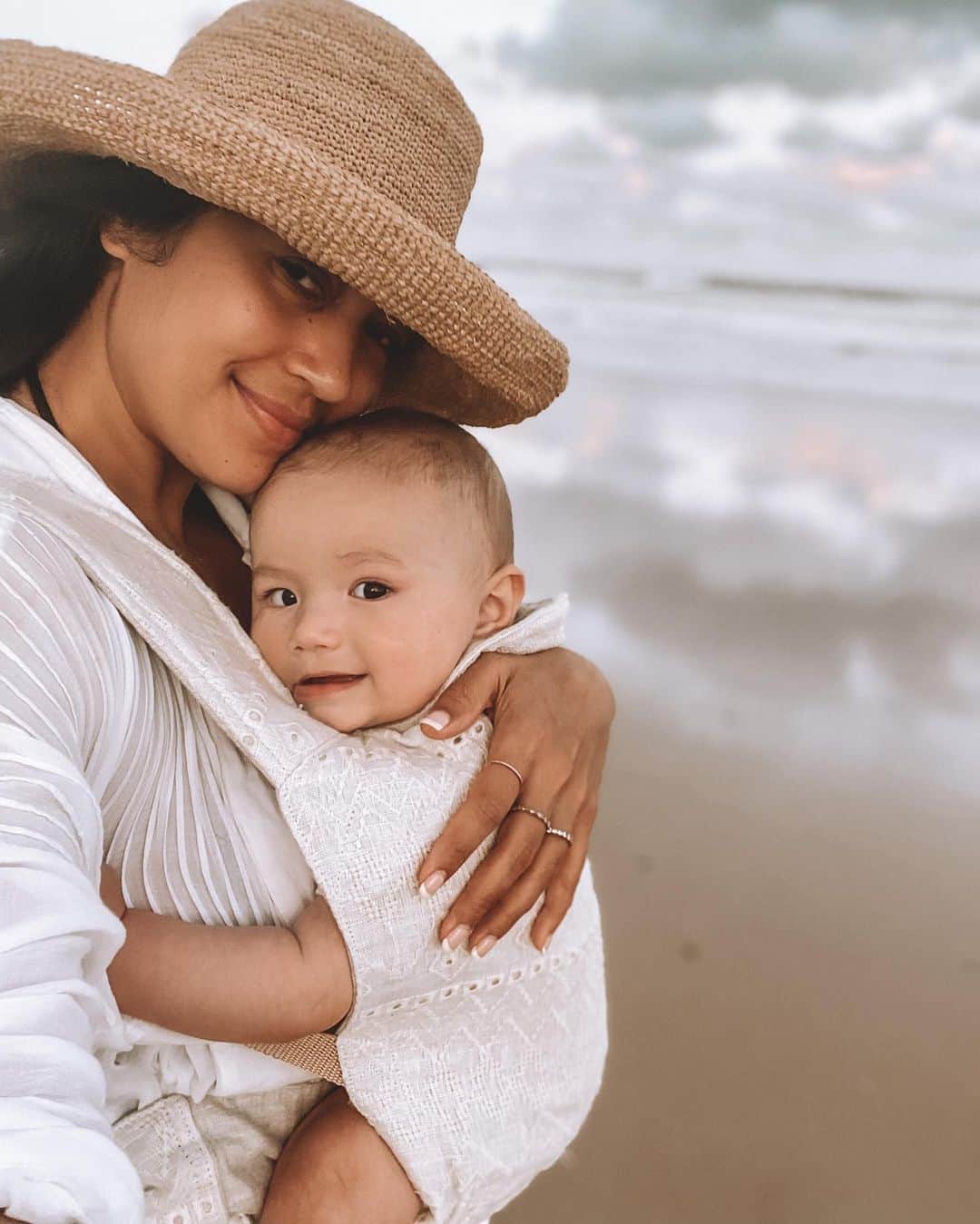 Bianca Cheah Chalmersさんのインスタグラム写真 - (Bianca Cheah ChalmersInstagram)「We’re still baby-wearing 🥰. It’s Oliver’s safe place. Sometimes when the world can be too scary for him, he gets over-stimulated and upset. Retreating him to the baby carrier and holding him close to me means it becomes his safe place to be soothed, protected and comforted while we navigate the big wide world out there, together as one.   #babywearing #babywearingmama #babycarrier #motherhoodunplugged #motherhood #motherhoodjourney」10月7日 5時24分 - biancamaycheah