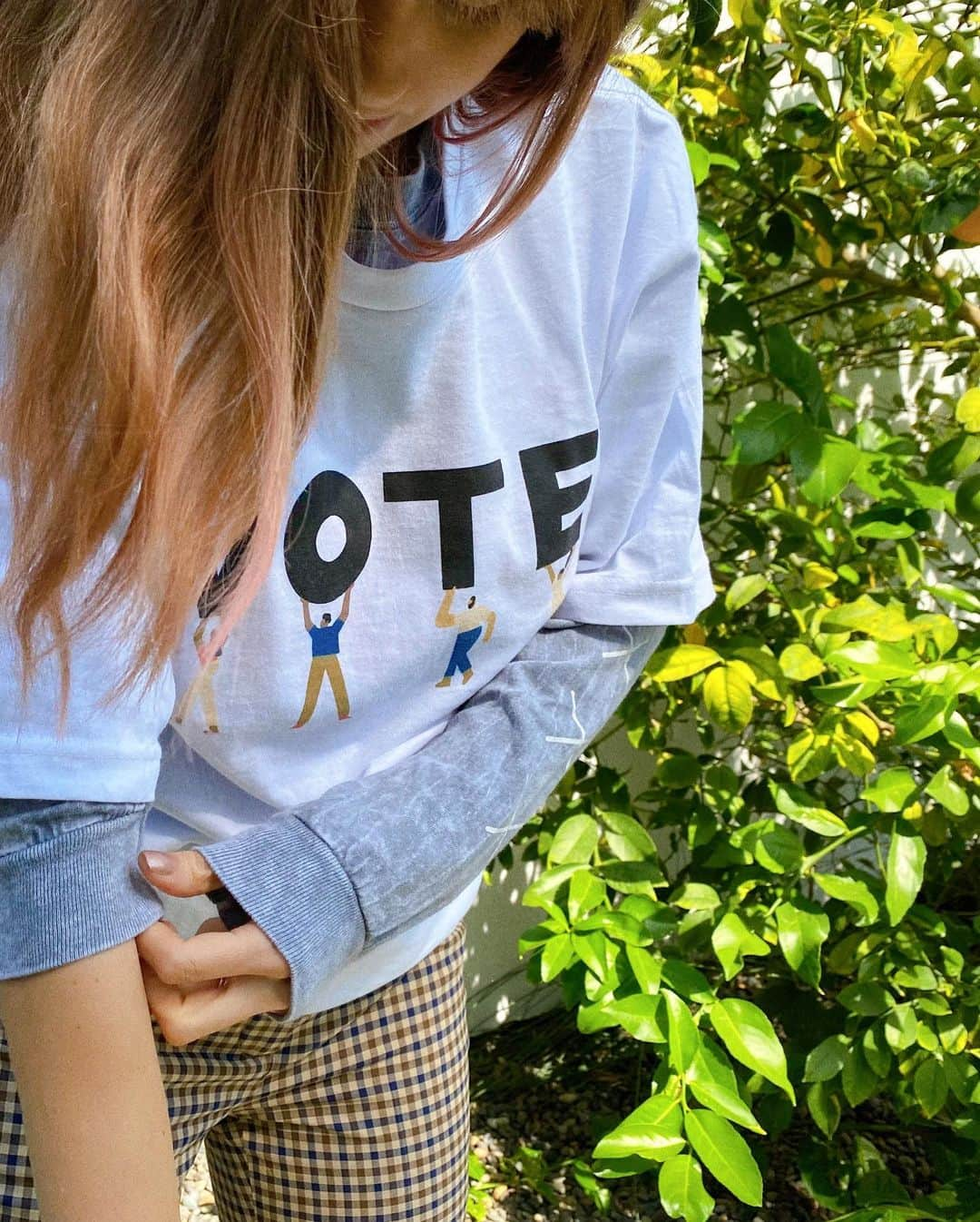 デビー・ライアンのインスタグラム：「Voting szn is upon us! Let’s get you a plan to vote. Swipe → to see what’s up 💫  Basically you can just text VOTER to 26797 for more info ✨ #iamavoter @iamavoter #octobervoter」