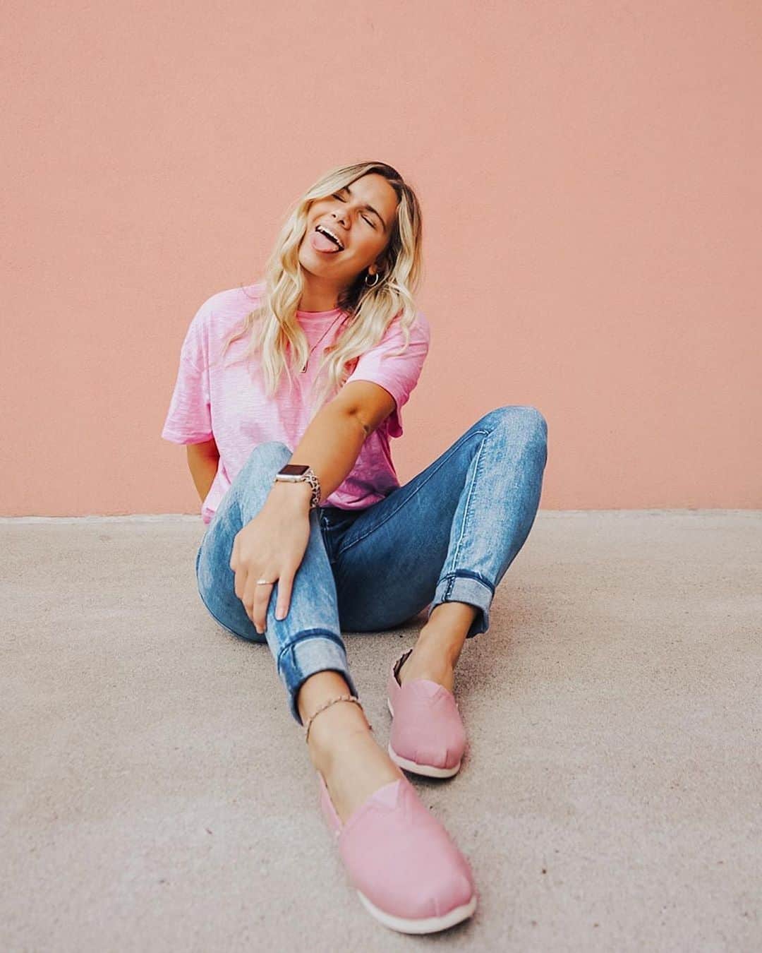 トムズシューズのインスタグラム：「“I’m loving my new pale mauve @toms alpargatas. The new CloudBound soles have extra cushioning, extra traction, & and are extra breathable to keep me comfortable all day.” ⁠⠀ ⁠⠀ Bonus: they give back. // The Mauve Alpargatas styled by @mkenziharris #regram⁠⠀」