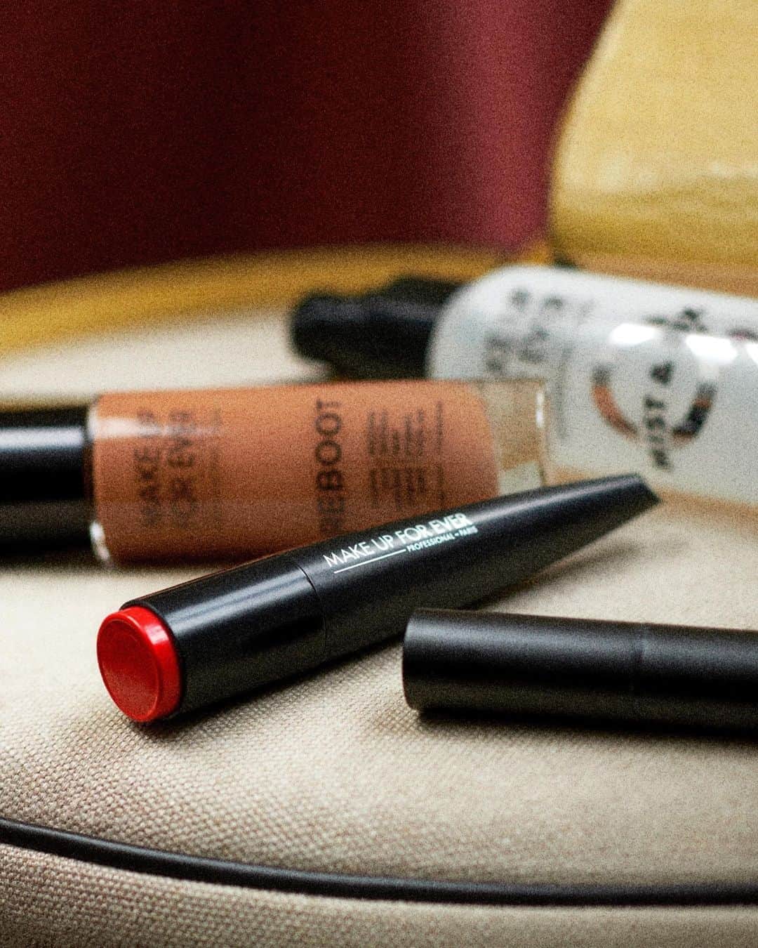 MAKE UP FOR EVER OFFICIALさんのインスタグラム写真 - (MAKE UP FOR EVER OFFICIALInstagram)「That's what it looks like when we empty our makeup bag: #UltraHDFoundation, #ArtistHydrabloom, #RougeArtist and the one and only #MistandFix⁣. _⁣ ⁣ #UltraHDFoundation⁣ #ArtistHydrabloom⁣ #RougeArtist⁣ #MistandFix⁣ #makeupforever⁣」10月7日 0時02分 - makeupforever