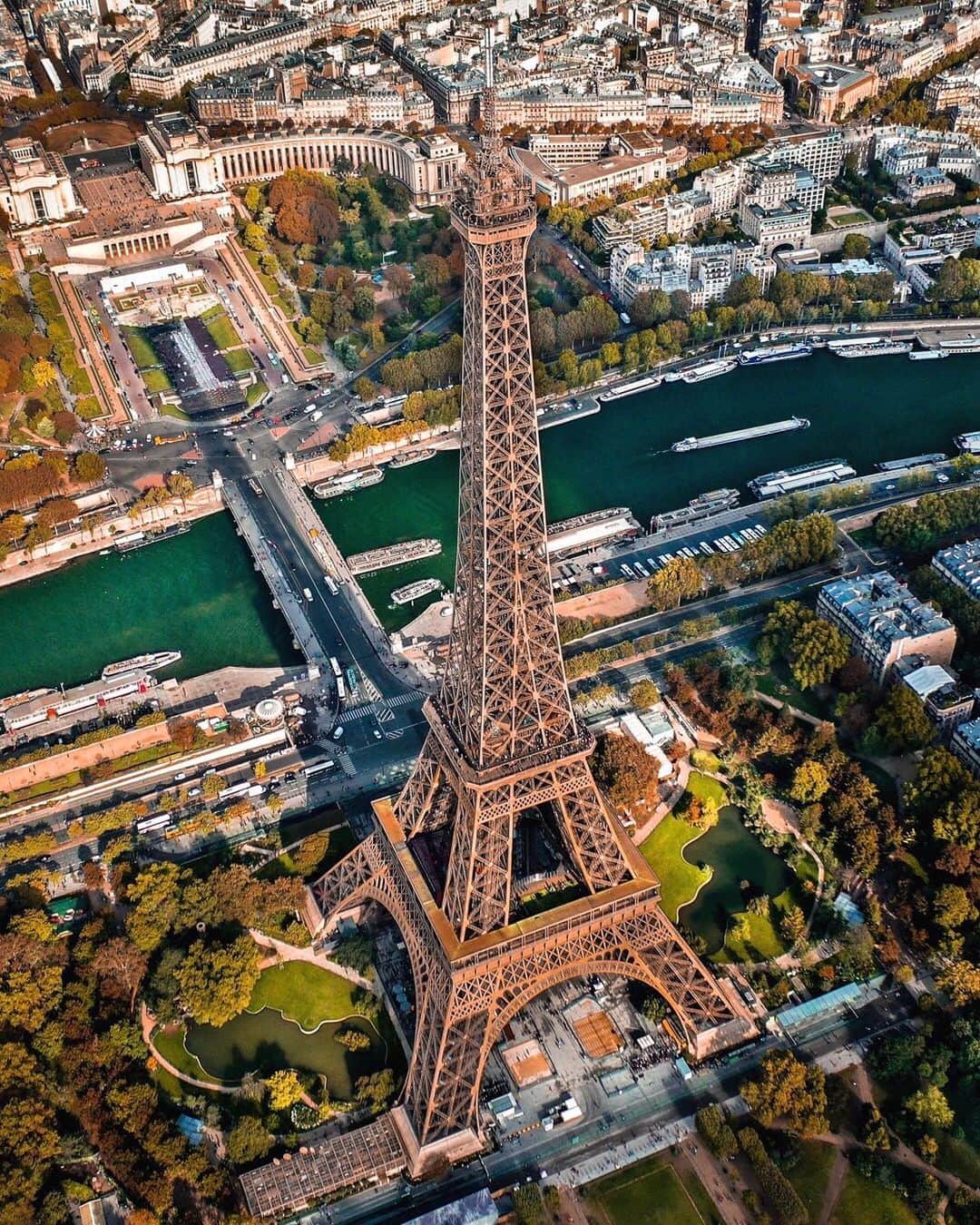 エミレーツ航空さんのインスタグラム写真 - (エミレーツ航空Instagram)「Eiffel in love with Paris.  📍Paris 🇫🇷 France 🎾 Home of @RolandGarros ✈️ Fly better to Paris with two daily flights from @DXB  🌍 #FlyEmiratesFlyBetter #SeeTheWorld #ViewFromAbove  📸 @world_walkerz  📸 @bachir_photo_phactory 📸 @sebastianmzh 📸 @liang.dennis  📸 @sek.ops  📸 @lucasmiguel」10月7日 0時02分 - emirates