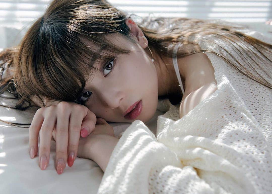 松雪彩花さんのインスタグラム写真 - (松雪彩花Instagram)「冷えてきましたね。 いつかの秋に撮影したお写真。 プロフィールを撮った時かなぁ。  撮影って楽しくてすき🌹  Photo by @masayuki_nitta   #秋ですね #撮影 #ちょっと寒そう　#zara」10月7日 0時02分 - ayakamatsuyuki