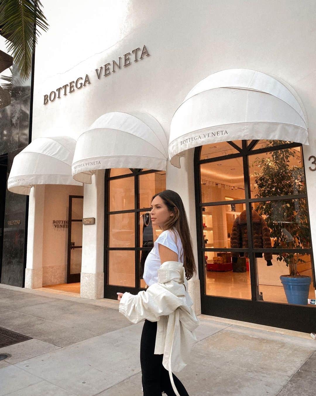 Marianna Hewittのインスタグラム：「window shopping 🛍」