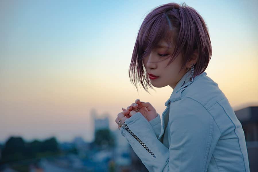 のインスタグラム：「ReoNa 1stフルアルバム「unknown」 10/7（水）Release…🏙🌆  ひとつひとつ、向き合いながら ひとつひとつ、想いを込めて出来た初めてのアルバム。  “今まで”があったから、“今日”が迎えられました。 これからも、受け取ってもらえますように。  reona.lnk.to/unknown_cd  #unknown #ReoNa」